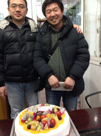 2014年の『青春（Jeunesse)』の撮影中、同日の誕生日（11月17日）を一緒に祝う、前田佳孝氏とワン・ビン監督.jpeg